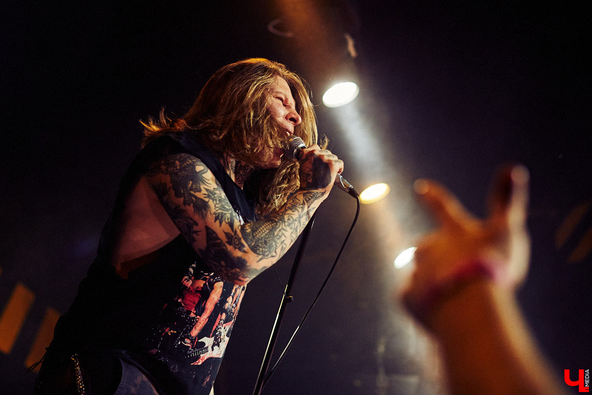 В это воскресенье во Владимире в концертном баре «Цех» отыграла молодая, но дерзкая группа Neverlove. В самый разгар пандемии столичная команда, ведомая фронтменом Ярославом Степановым, выпустила два сингла и альбом, презентовала клипы к нему и с тех пор не сдает оборотов: пять мощных и ярких релизов за полтора года – это впечатляет!