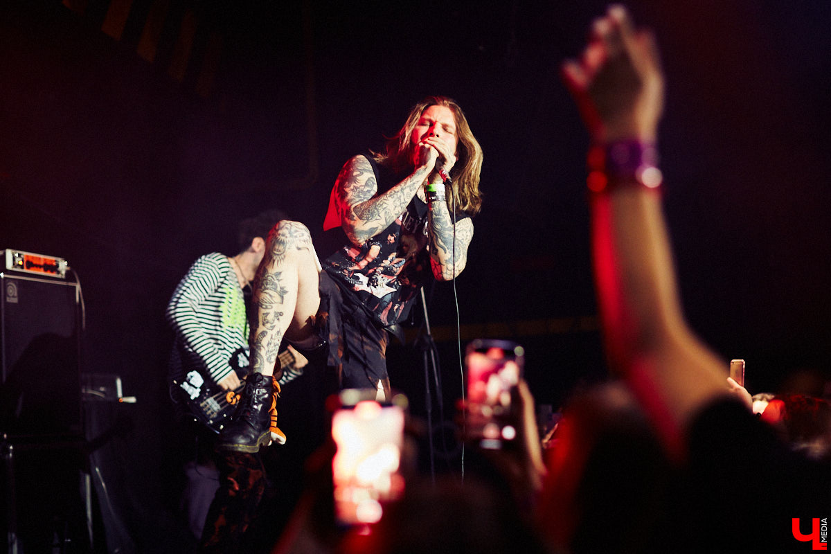 В это воскресенье во Владимире в концертном баре «Цех» отыграла молодая, но дерзкая группа Neverlove. В самый разгар пандемии столичная команда, ведомая фронтменом Ярославом Степановым, выпустила два сингла и альбом, презентовала клипы к нему и с тех пор не сдает оборотов: пять мощных и ярких релизов за полтора года – это впечатляет!