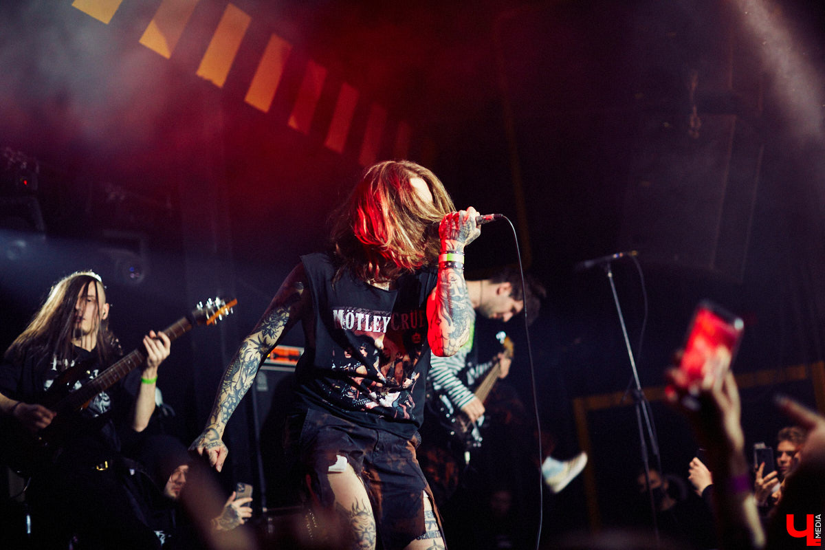 В это воскресенье во Владимире в концертном баре «Цех» отыграла молодая, но дерзкая группа Neverlove. В самый разгар пандемии столичная команда, ведомая фронтменом Ярославом Степановым, выпустила два сингла и альбом, презентовала клипы к нему и с тех пор не сдает оборотов: пять мощных и ярких релизов за полтора года – это впечатляет!