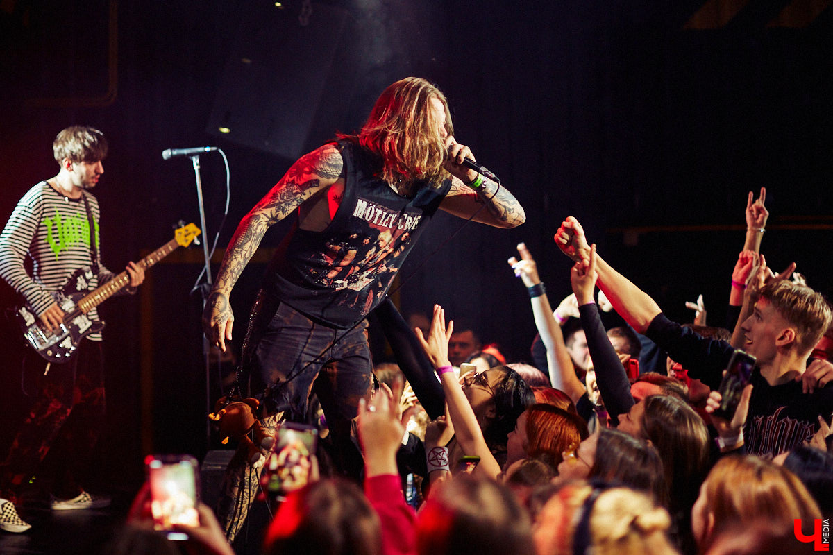 В это воскресенье во Владимире в концертном баре «Цех» отыграла молодая, но дерзкая группа Neverlove. В самый разгар пандемии столичная команда, ведомая фронтменом Ярославом Степановым, выпустила два сингла и альбом, презентовала клипы к нему и с тех пор не сдает оборотов: пять мощных и ярких релизов за полтора года – это впечатляет!