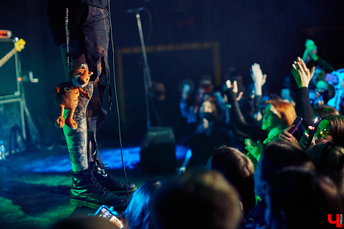 В это воскресенье во Владимире в концертном баре «Цех» отыграла молодая, но дерзкая группа Neverlove. В самый разгар пандемии столичная команда, ведомая фронтменом Ярославом Степановым, выпустила два сингла и альбом, презентовала клипы к нему и с тех пор не сдает оборотов: пять мощных и ярких релизов за полтора года – это впечатляет!