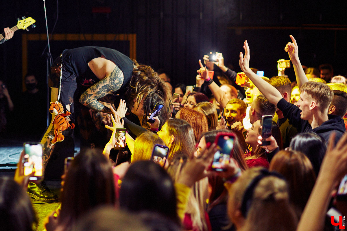 В это воскресенье во Владимире в концертном баре «Цех» отыграла молодая, но дерзкая группа Neverlove. В самый разгар пандемии столичная команда, ведомая фронтменом Ярославом Степановым, выпустила два сингла и альбом, презентовала клипы к нему и с тех пор не сдает оборотов: пять мощных и ярких релизов за полтора года – это впечатляет!