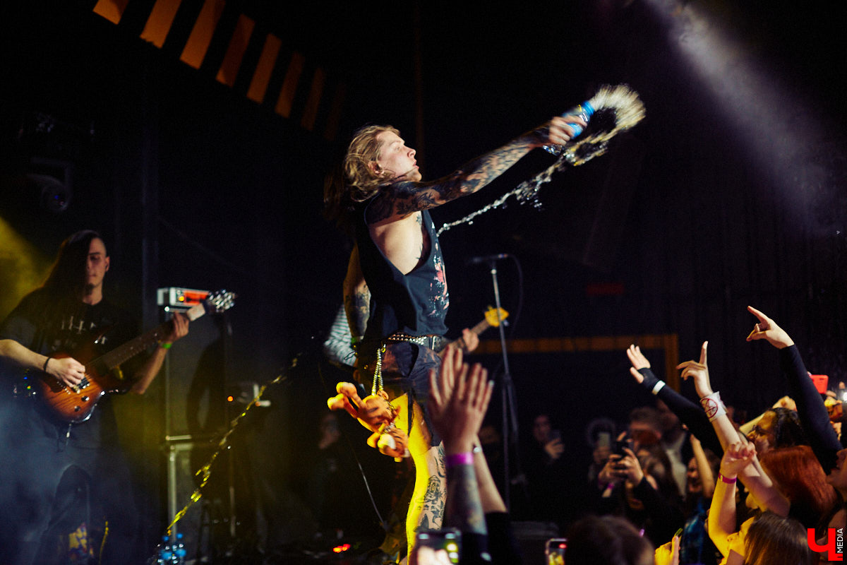 В это воскресенье во Владимире в концертном баре «Цех» отыграла молодая, но дерзкая группа Neverlove. В самый разгар пандемии столичная команда, ведомая фронтменом Ярославом Степановым, выпустила два сингла и альбом, презентовала клипы к нему и с тех пор не сдает оборотов: пять мощных и ярких релизов за полтора года – это впечатляет!