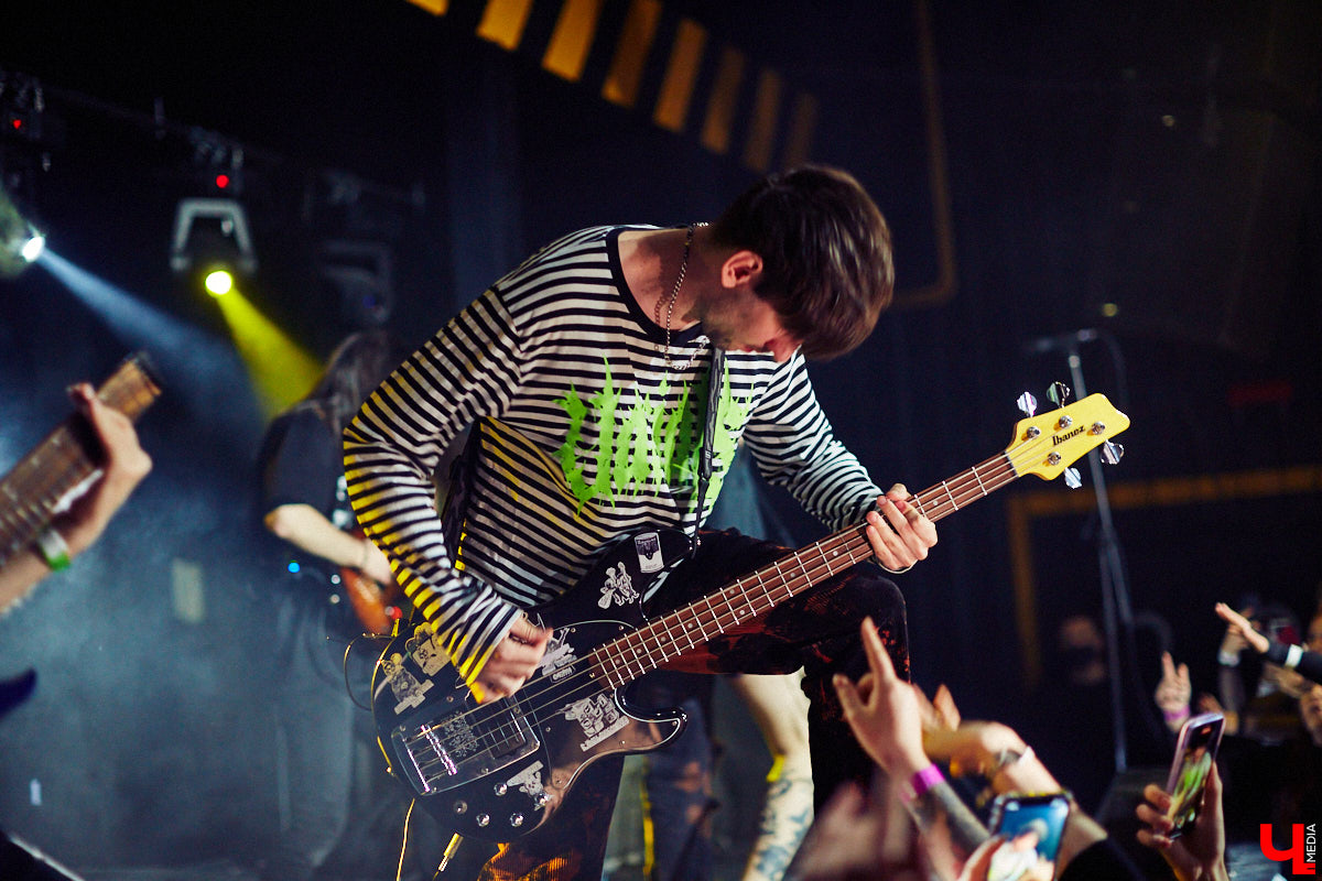 В это воскресенье во Владимире в концертном баре «Цех» отыграла молодая, но дерзкая группа Neverlove. В самый разгар пандемии столичная команда, ведомая фронтменом Ярославом Степановым, выпустила два сингла и альбом, презентовала клипы к нему и с тех пор не сдает оборотов: пять мощных и ярких релизов за полтора года – это впечатляет!