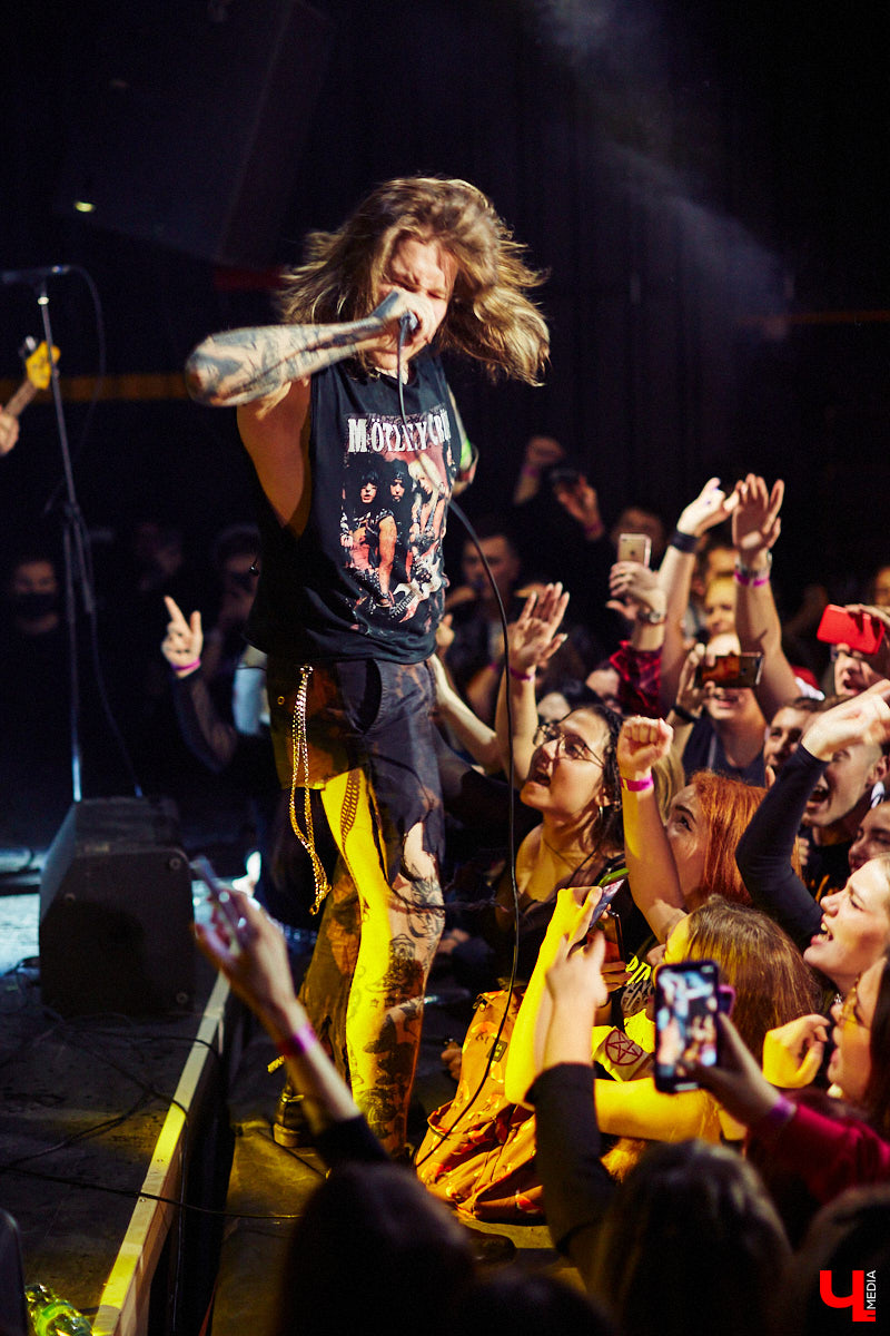 В это воскресенье во Владимире в концертном баре «Цех» отыграла молодая, но дерзкая группа Neverlove. В самый разгар пандемии столичная команда, ведомая фронтменом Ярославом Степановым, выпустила два сингла и альбом, презентовала клипы к нему и с тех пор не сдает оборотов: пять мощных и ярких релизов за полтора года – это впечатляет!