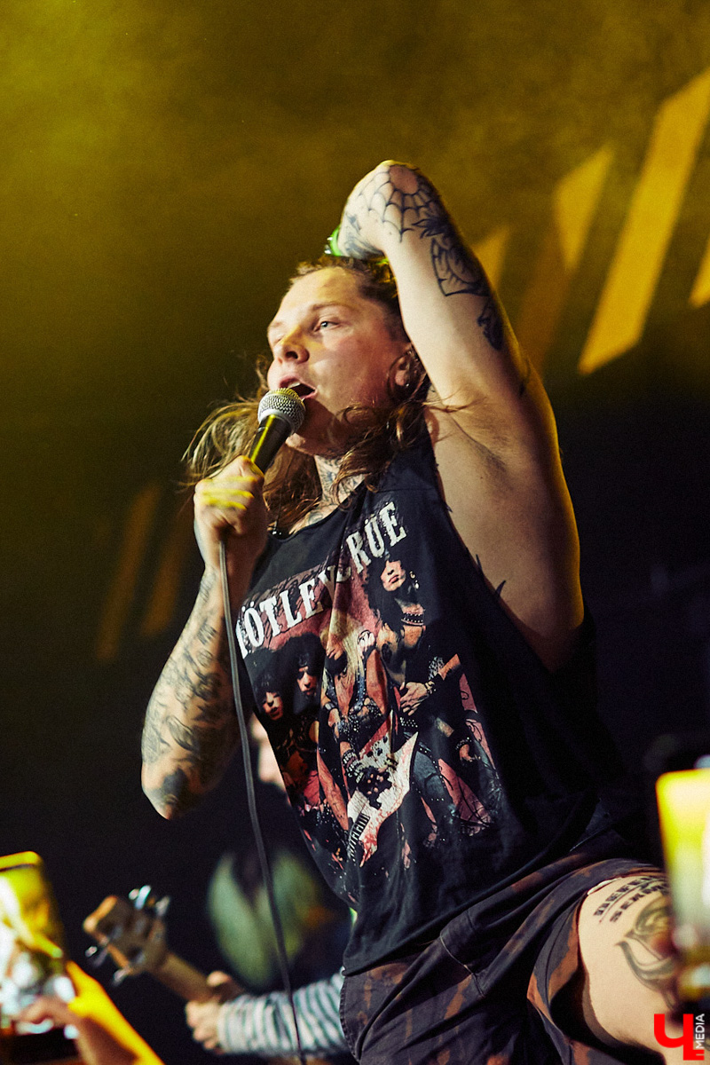 В это воскресенье во Владимире в концертном баре «Цех» отыграла молодая, но дерзкая группа Neverlove. В самый разгар пандемии столичная команда, ведомая фронтменом Ярославом Степановым, выпустила два сингла и альбом, презентовала клипы к нему и с тех пор не сдает оборотов: пять мощных и ярких релизов за полтора года – это впечатляет!