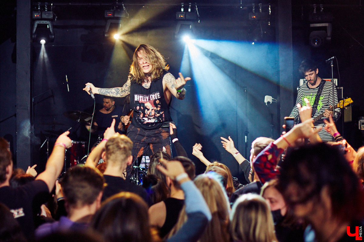 В это воскресенье во Владимире в концертном баре «Цех» отыграла молодая, но дерзкая группа Neverlove. В самый разгар пандемии столичная команда, ведомая фронтменом Ярославом Степановым, выпустила два сингла и альбом, презентовала клипы к нему и с тех пор не сдает оборотов: пять мощных и ярких релизов за полтора года – это впечатляет!