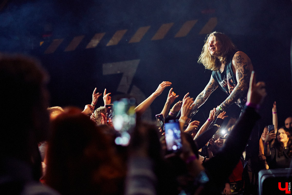 В это воскресенье во Владимире в концертном баре «Цех» отыграла молодая, но дерзкая группа Neverlove. В самый разгар пандемии столичная команда, ведомая фронтменом Ярославом Степановым, выпустила два сингла и альбом, презентовала клипы к нему и с тех пор не сдает оборотов: пять мощных и ярких релизов за полтора года – это впечатляет!