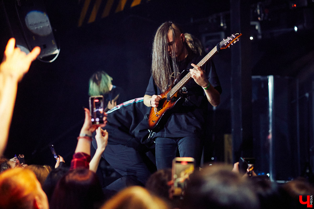 В это воскресенье во Владимире в концертном баре «Цех» отыграла молодая, но дерзкая группа Neverlove. В самый разгар пандемии столичная команда, ведомая фронтменом Ярославом Степановым, выпустила два сингла и альбом, презентовала клипы к нему и с тех пор не сдает оборотов: пять мощных и ярких релизов за полтора года – это впечатляет!