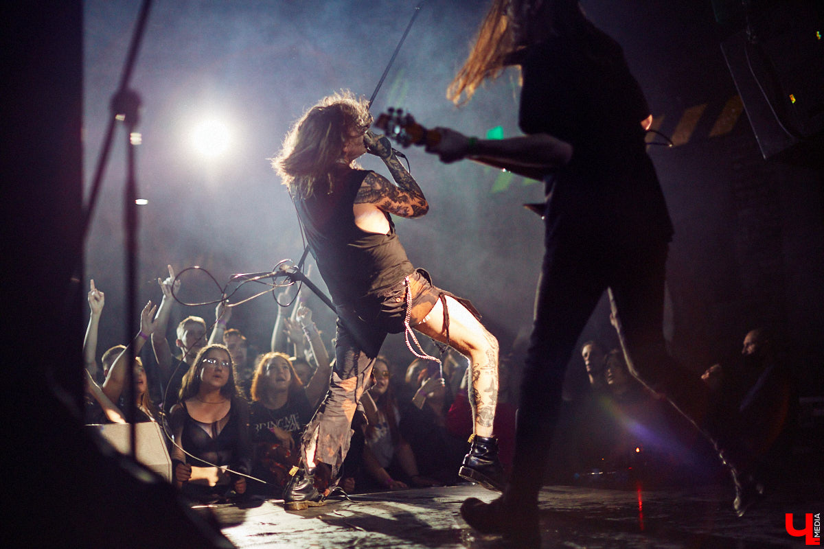 В это воскресенье во Владимире в концертном баре «Цех» отыграла молодая, но дерзкая группа Neverlove. В самый разгар пандемии столичная команда, ведомая фронтменом Ярославом Степановым, выпустила два сингла и альбом, презентовала клипы к нему и с тех пор не сдает оборотов: пять мощных и ярких релизов за полтора года – это впечатляет!