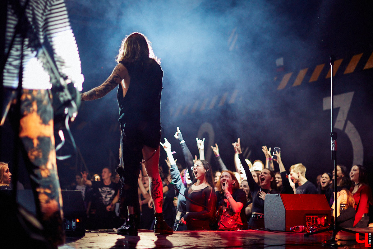 В это воскресенье во Владимире в концертном баре «Цех» отыграла молодая, но дерзкая группа Neverlove. В самый разгар пандемии столичная команда, ведомая фронтменом Ярославом Степановым, выпустила два сингла и альбом, презентовала клипы к нему и с тех пор не сдает оборотов: пять мощных и ярких релизов за полтора года – это впечатляет!