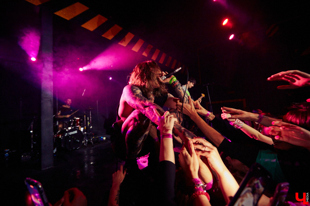 В это воскресенье во Владимире в концертном баре «Цех» отыграла молодая, но дерзкая группа Neverlove. В самый разгар пандемии столичная команда, ведомая фронтменом Ярославом Степановым, выпустила два сингла и альбом, презентовала клипы к нему и с тех пор не сдает оборотов: пять мощных и ярких релизов за полтора года – это впечатляет!