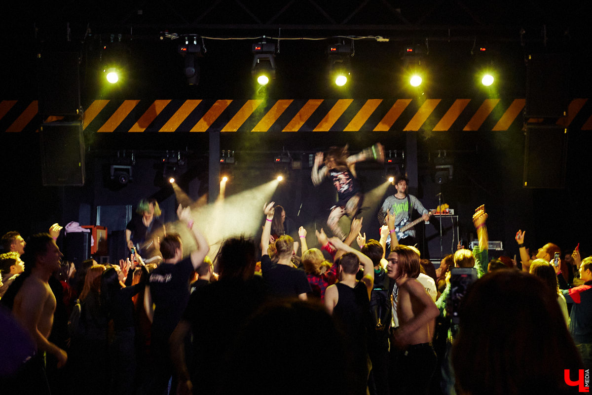 В это воскресенье во Владимире в концертном баре «Цех» отыграла молодая, но дерзкая группа Neverlove. В самый разгар пандемии столичная команда, ведомая фронтменом Ярославом Степановым, выпустила два сингла и альбом, презентовала клипы к нему и с тех пор не сдает оборотов: пять мощных и ярких релизов за полтора года – это впечатляет!