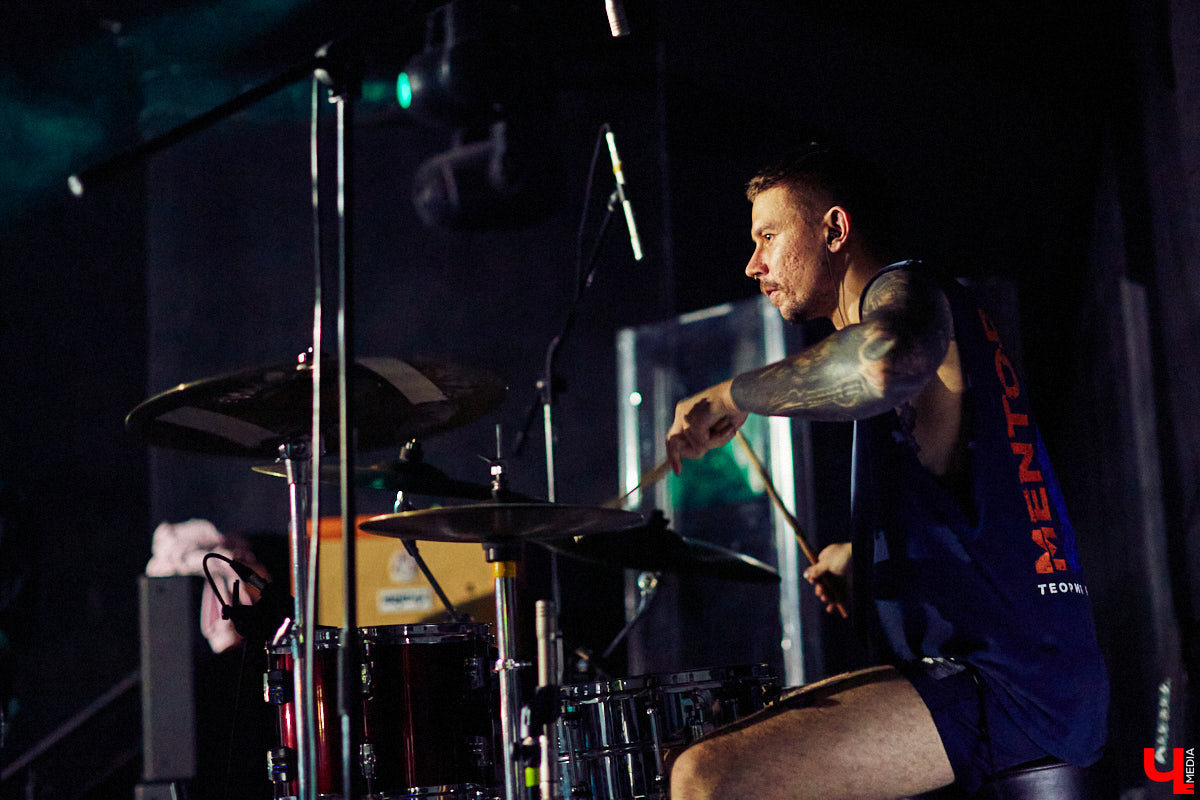 В это воскресенье во Владимире в концертном баре «Цех» отыграла молодая, но дерзкая группа Neverlove. В самый разгар пандемии столичная команда, ведомая фронтменом Ярославом Степановым, выпустила два сингла и альбом, презентовала клипы к нему и с тех пор не сдает оборотов: пять мощных и ярких релизов за полтора года – это впечатляет!