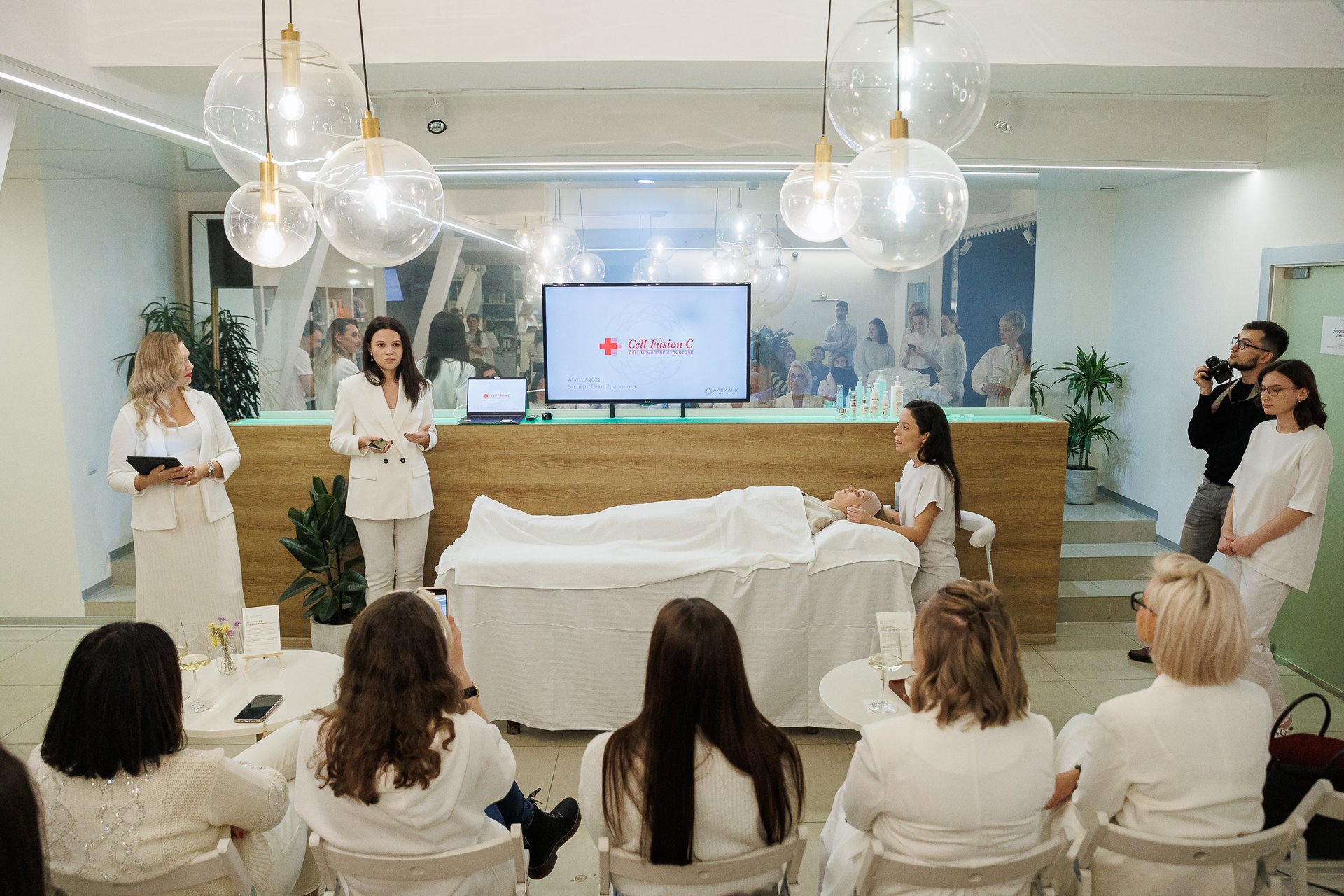 На протяжении семи лет в клинике «Лавиани» велись исследования по проблеме гиперпигментации кожи. Проблемой, с которой сталкиваются многие женщины и мужчины, но опускают руки. Все можно исправить и предотвратить теперь в специализированном Центре лечения пигментации. Рассказываем, каким образом.