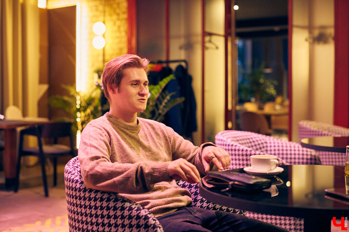 Это настоящая уличная магия! Аркадий Фирсов - профессиональный иллюзионист, который учился у сильнейшего наставника. Теперь ему подвластны и левитация, и превращение обычной бумаги в деньги, и глотание огня. О карьере, выступлениях и рынке магии мы и поговорили с неординарным владимирцем.