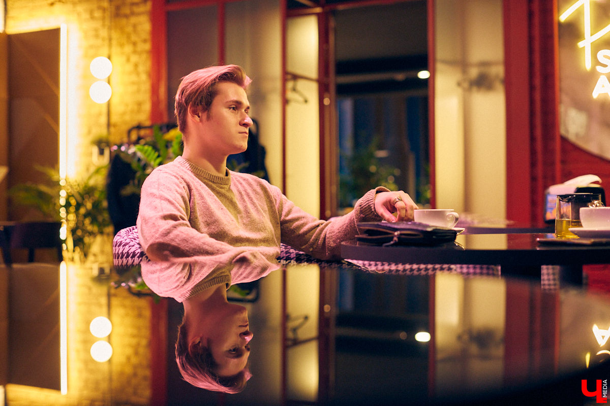 Это настоящая уличная магия! Аркадий Фирсов - профессиональный иллюзионист, который учился у сильнейшего наставника. Теперь ему подвластны и левитация, и превращение обычной бумаги в деньги, и глотание огня. О карьере, выступлениях и рынке магии мы и поговорили с неординарным владимирцем.