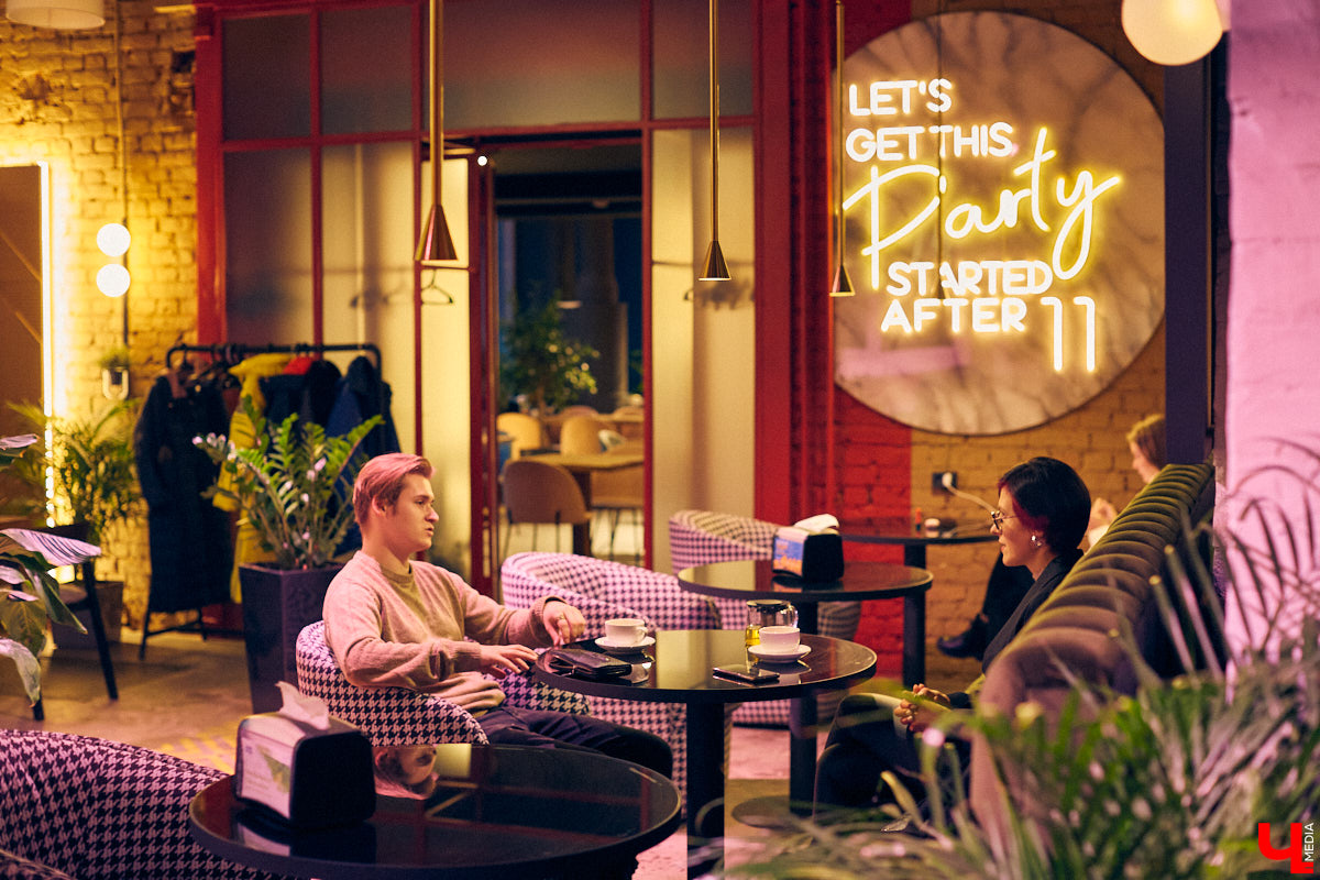 Это настоящая уличная магия! Аркадий Фирсов - профессиональный иллюзионист, который учился у сильнейшего наставника. Теперь ему подвластны и левитация, и превращение обычной бумаги в деньги, и глотание огня. О карьере, выступлениях и рынке магии мы и поговорили с неординарным владимирцем.