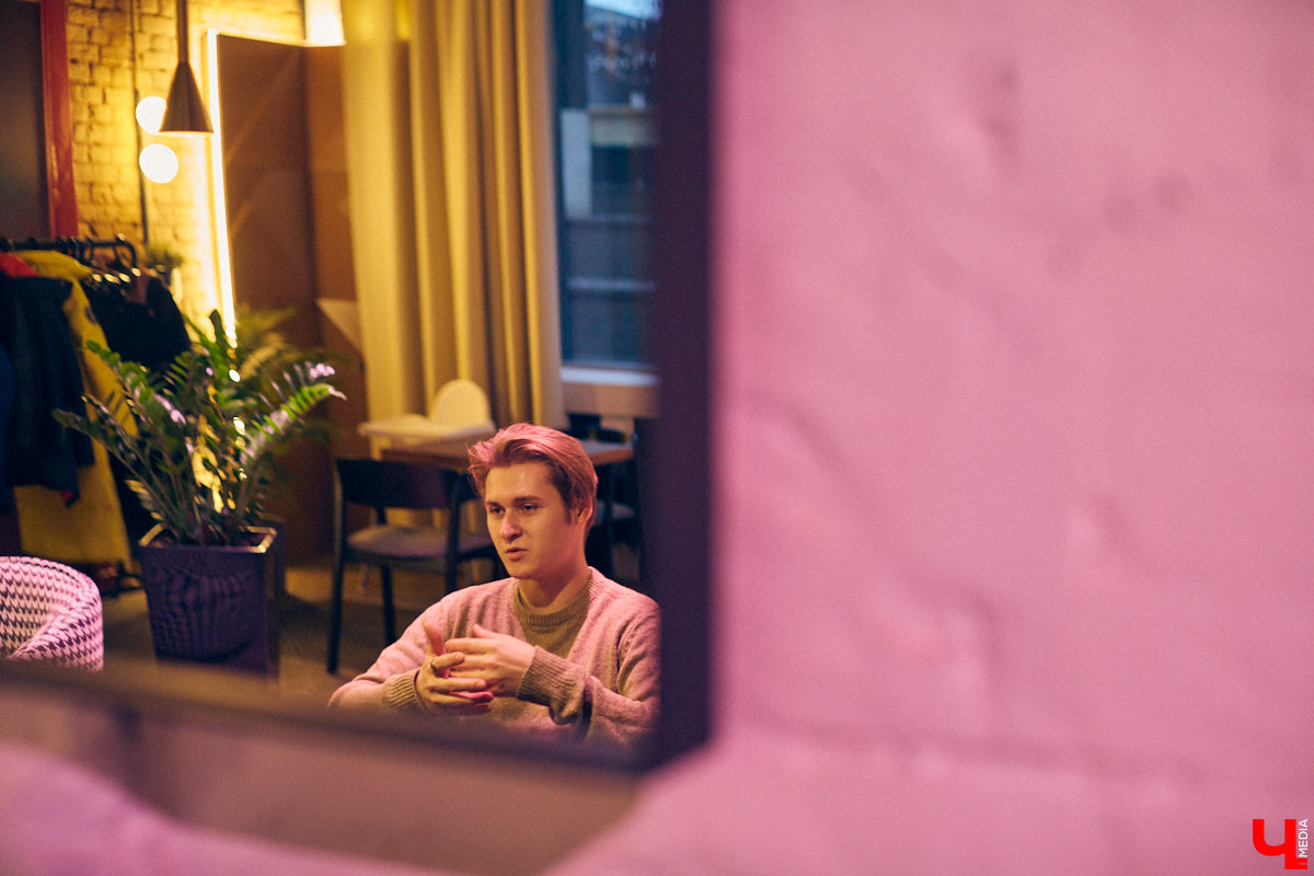 Это настоящая уличная магия! Аркадий Фирсов - профессиональный иллюзионист, который учился у сильнейшего наставника. Теперь ему подвластны и левитация, и превращение обычной бумаги в деньги, и глотание огня. О карьере, выступлениях и рынке магии мы и поговорили с неординарным владимирцем.