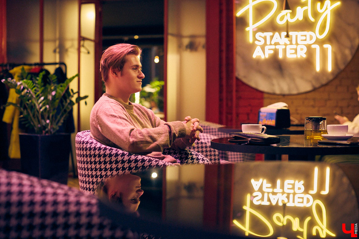 Это настоящая уличная магия! Аркадий Фирсов - профессиональный иллюзионист, который учился у сильнейшего наставника. Теперь ему подвластны и левитация, и превращение обычной бумаги в деньги, и глотание огня. О карьере, выступлениях и рынке магии мы и поговорили с неординарным владимирцем.