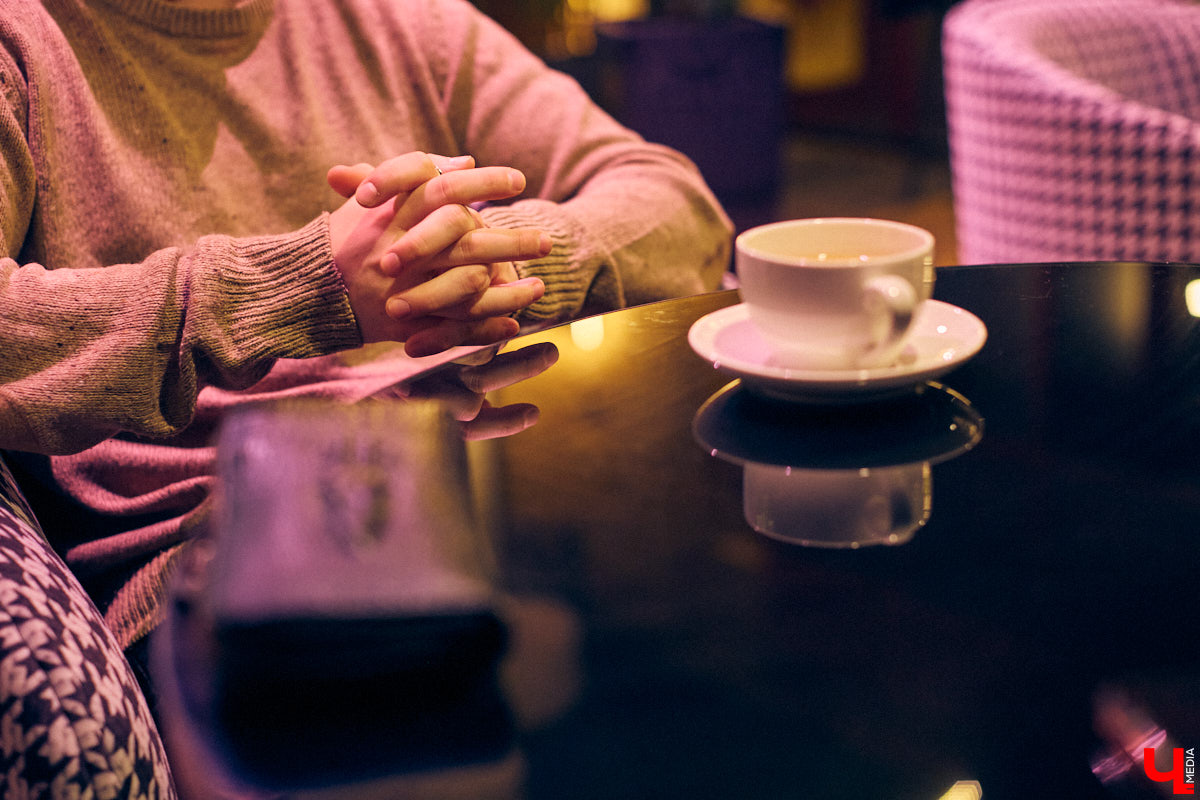 Это настоящая уличная магия! Аркадий Фирсов - профессиональный иллюзионист, который учился у сильнейшего наставника. Теперь ему подвластны и левитация, и превращение обычной бумаги в деньги, и глотание огня. О карьере, выступлениях и рынке магии мы и поговорили с неординарным владимирцем.