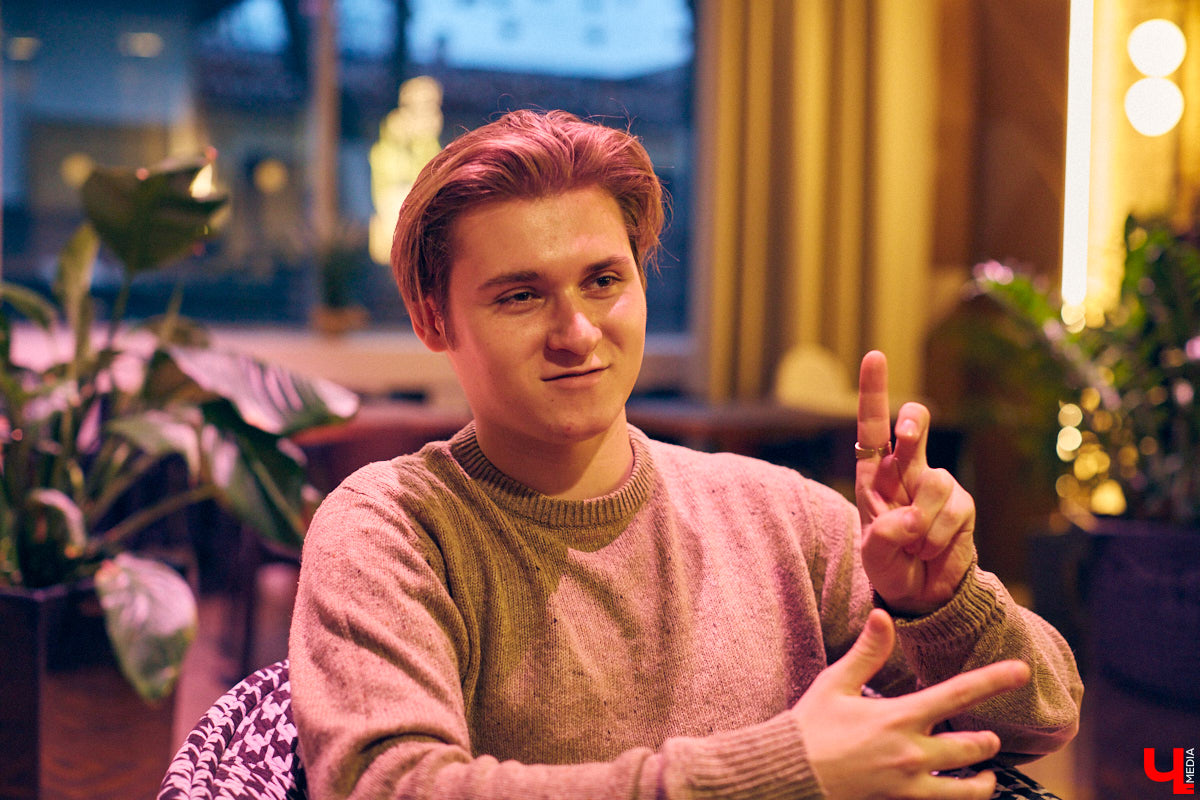 Это настоящая уличная магия! Аркадий Фирсов - профессиональный иллюзионист, который учился у сильнейшего наставника. Теперь ему подвластны и левитация, и превращение обычной бумаги в деньги, и глотание огня. О карьере, выступлениях и рынке магии мы и поговорили с неординарным владимирцем.