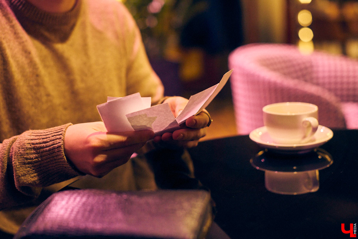 Это настоящая уличная магия! Аркадий Фирсов - профессиональный иллюзионист, который учился у сильнейшего наставника. Теперь ему подвластны и левитация, и превращение обычной бумаги в деньги, и глотание огня. О карьере, выступлениях и рынке магии мы и поговорили с неординарным владимирцем.