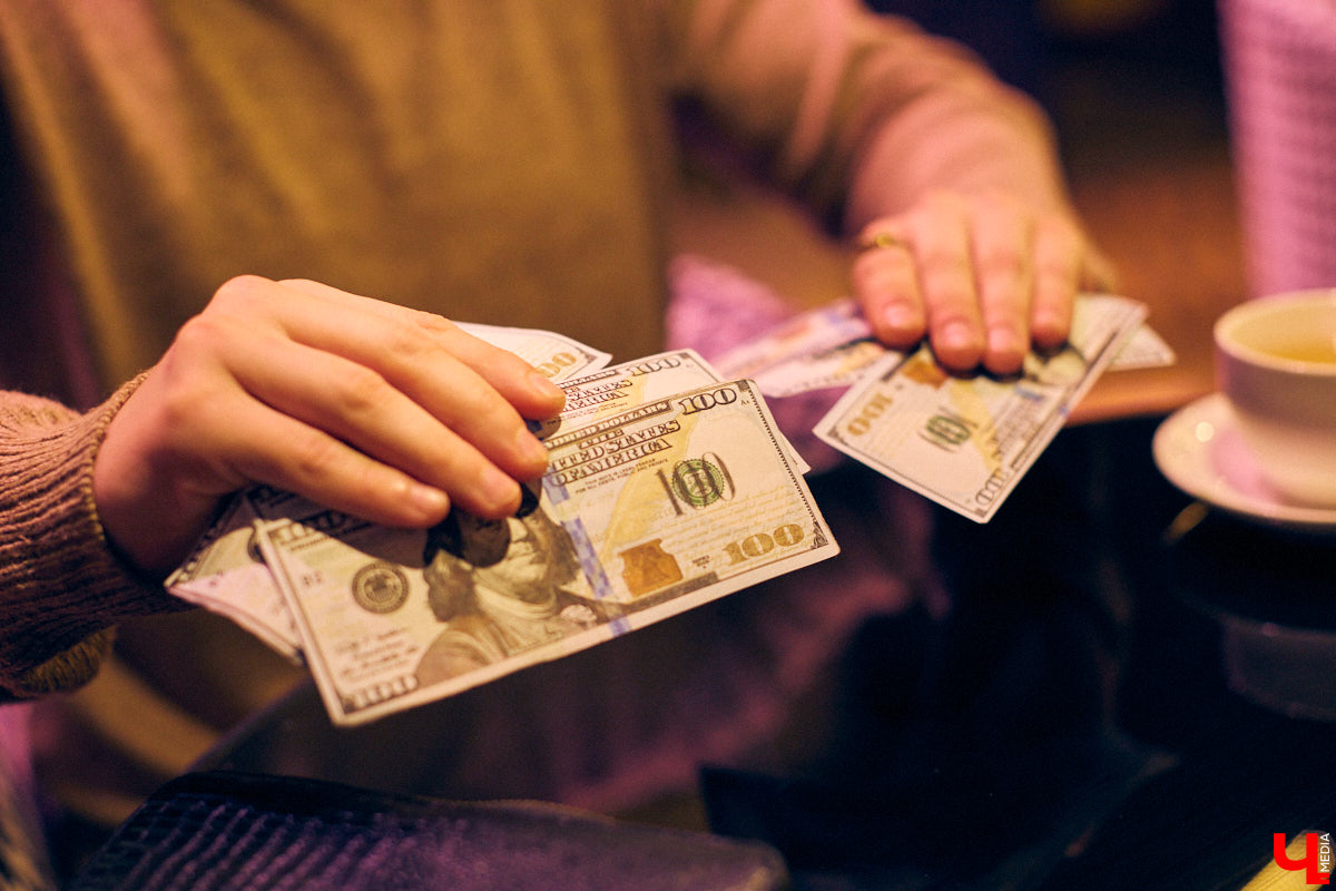 Это настоящая уличная магия! Аркадий Фирсов - профессиональный иллюзионист, который учился у сильнейшего наставника. Теперь ему подвластны и левитация, и превращение обычной бумаги в деньги, и глотание огня. О карьере, выступлениях и рынке магии мы и поговорили с неординарным владимирцем.