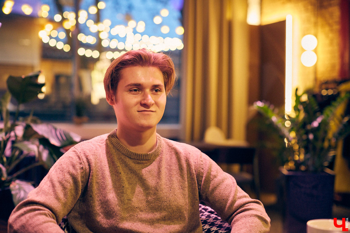 Это настоящая уличная магия! Аркадий Фирсов - профессиональный иллюзионист, который учился у сильнейшего наставника. Теперь ему подвластны и левитация, и превращение обычной бумаги в деньги, и глотание огня. О карьере, выступлениях и рынке магии мы и поговорили с неординарным владимирцем.