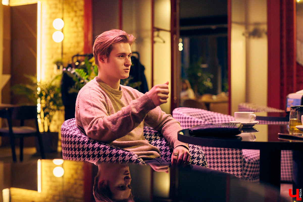 Это настоящая уличная магия! Аркадий Фирсов - профессиональный иллюзионист, который учился у сильнейшего наставника. Теперь ему подвластны и левитация, и превращение обычной бумаги в деньги, и глотание огня. О карьере, выступлениях и рынке магии мы и поговорили с неординарным владимирцем.