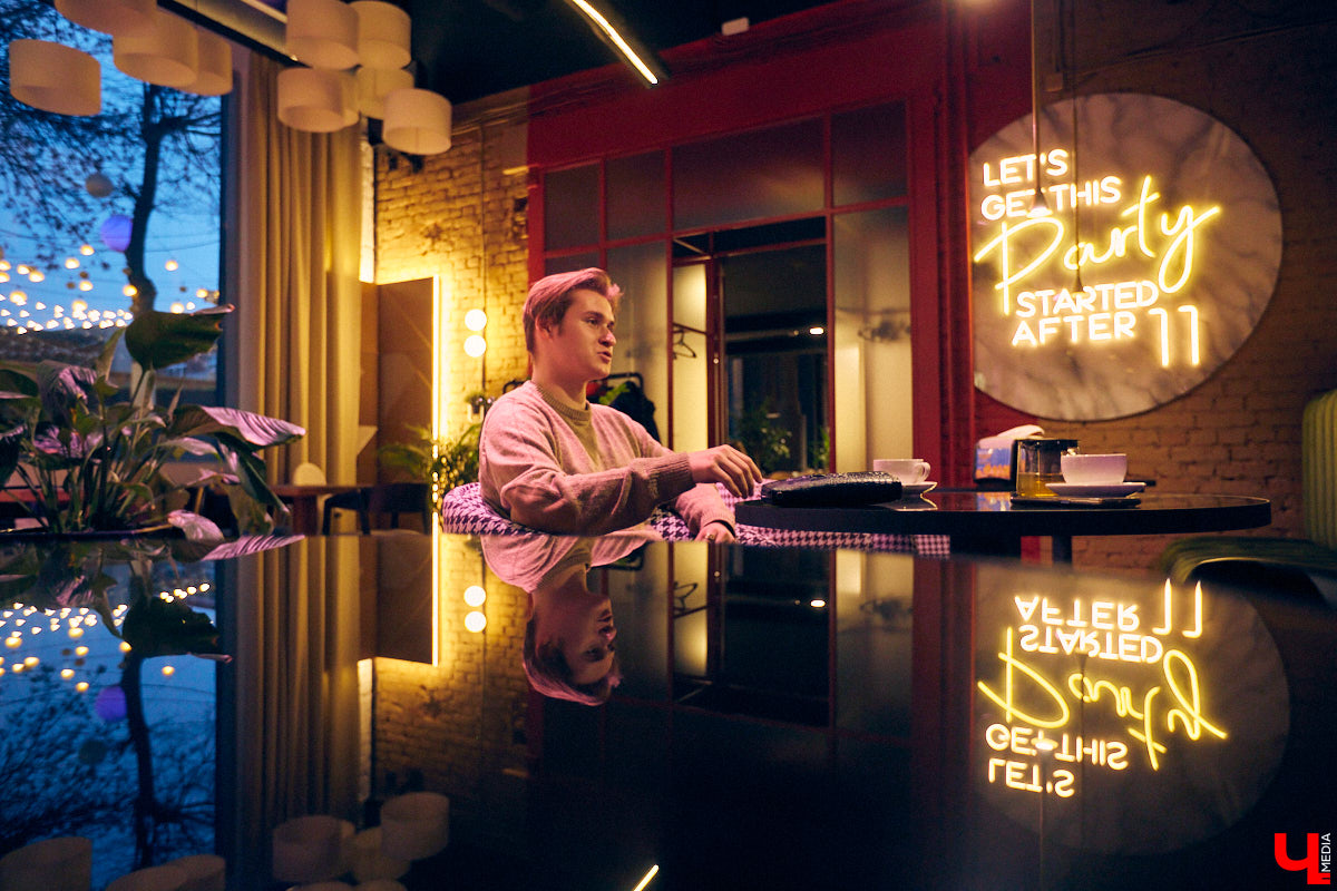 Это настоящая уличная магия! Аркадий Фирсов - профессиональный иллюзионист, который учился у сильнейшего наставника. Теперь ему подвластны и левитация, и превращение обычной бумаги в деньги, и глотание огня. О карьере, выступлениях и рынке магии мы и поговорили с неординарным владимирцем.