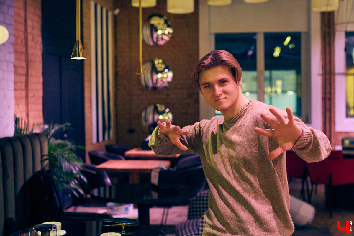 Это настоящая уличная магия! Аркадий Фирсов - профессиональный иллюзионист, который учился у сильнейшего наставника. Теперь ему подвластны и левитация, и превращение обычной бумаги в деньги, и глотание огня. О карьере, выступлениях и рынке магии мы и поговорили с неординарным владимирцем.