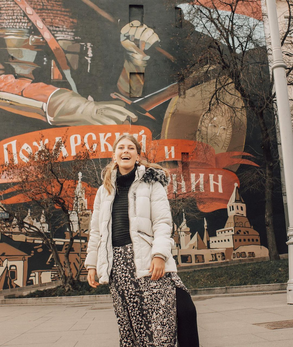 Жительница Англии переехала в Россию, чтобы выучить русский язык. Для этого она путешествует по стране и ведет свой блог. Катя уже успела побывать во Владимире и Суздале. Что ее удивило у нас больше всего?