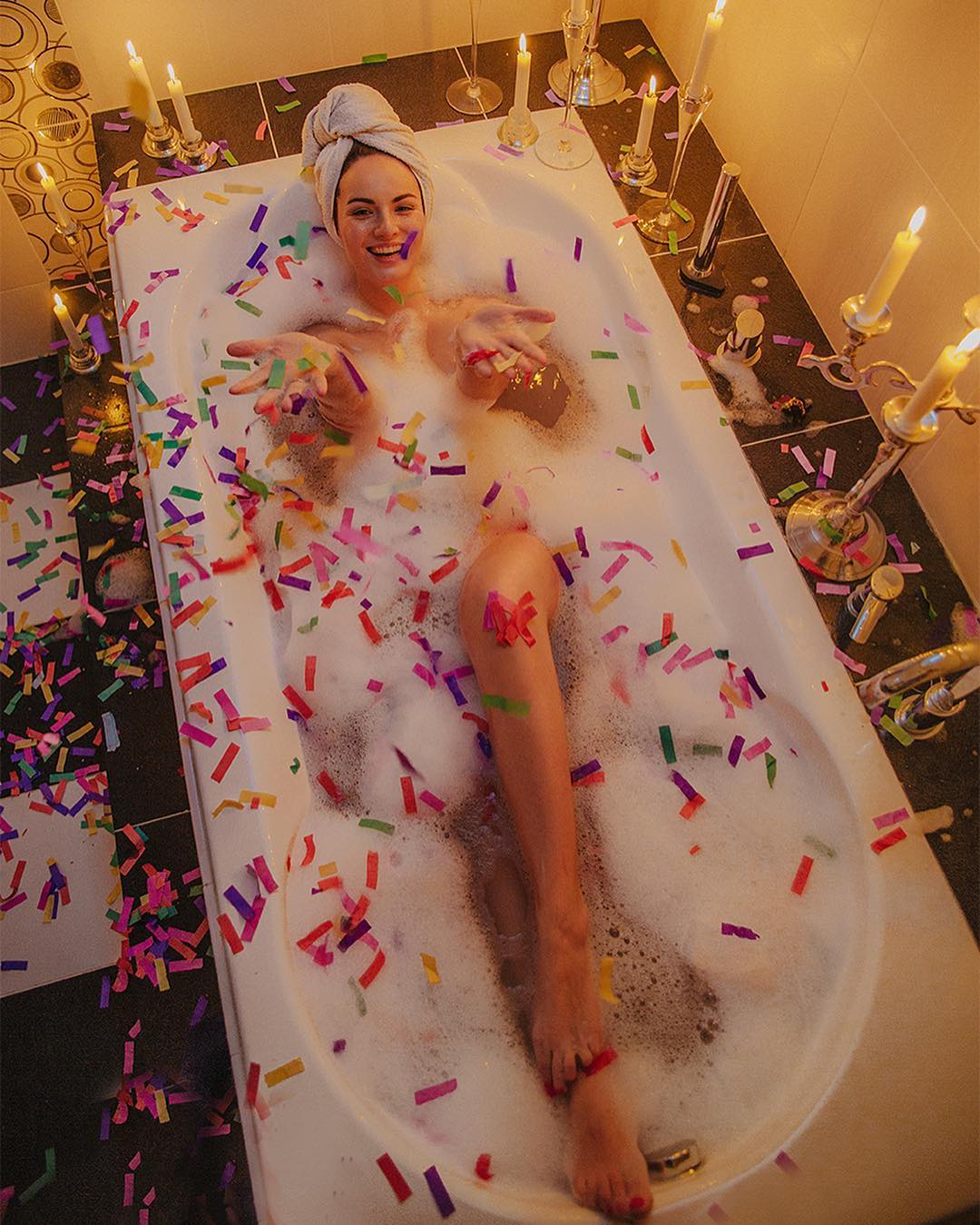 Татьяна Кириллова фотограф и, вместе с тем, мама прекрасного сына. После рождения ребенка она прониклась семейной съемкой с искренними эмоциями. Узнаем у профессионала, как объединить «я в моменте» с нетривиальными концепциями для получения наилучшего результата на предновогодней съемке.