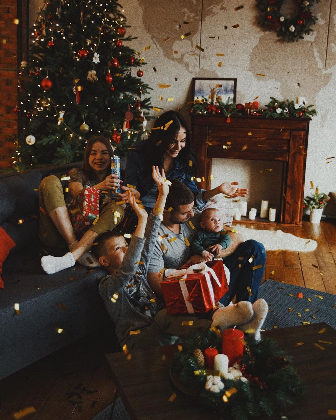 Татьяна Кириллова фотограф и, вместе с тем, мама прекрасного сына. После рождения ребенка она прониклась семейной съемкой с искренними эмоциями. Узнаем у профессионала, как объединить «я в моменте» с нетривиальными концепциями для получения наилучшего результата на предновогодней съемке.