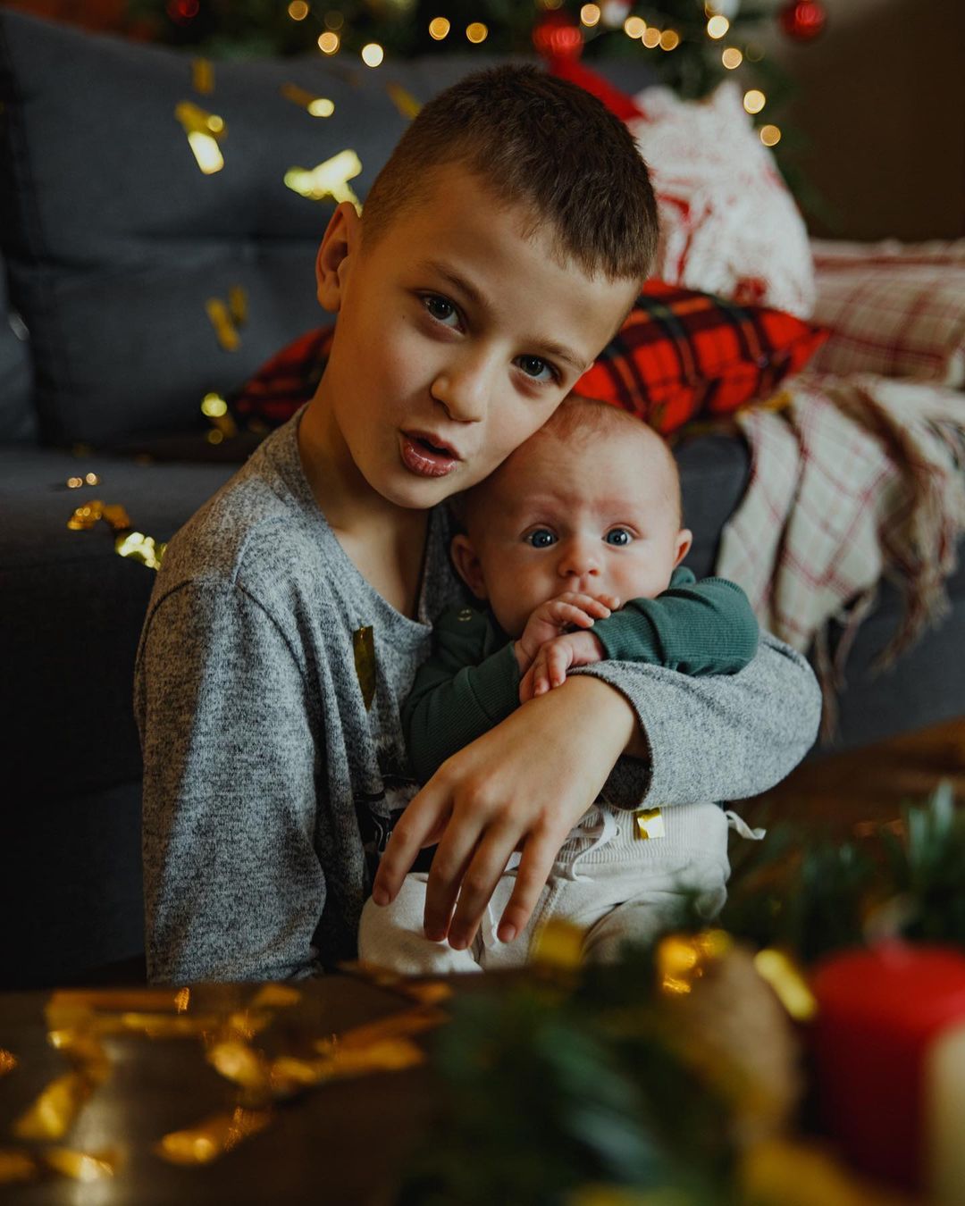 Татьяна Кириллова фотограф и, вместе с тем, мама прекрасного сына. После рождения ребенка она прониклась семейной съемкой с искренними эмоциями. Узнаем у профессионала, как объединить «я в моменте» с нетривиальными концепциями для получения наилучшего результата на предновогодней съемке.