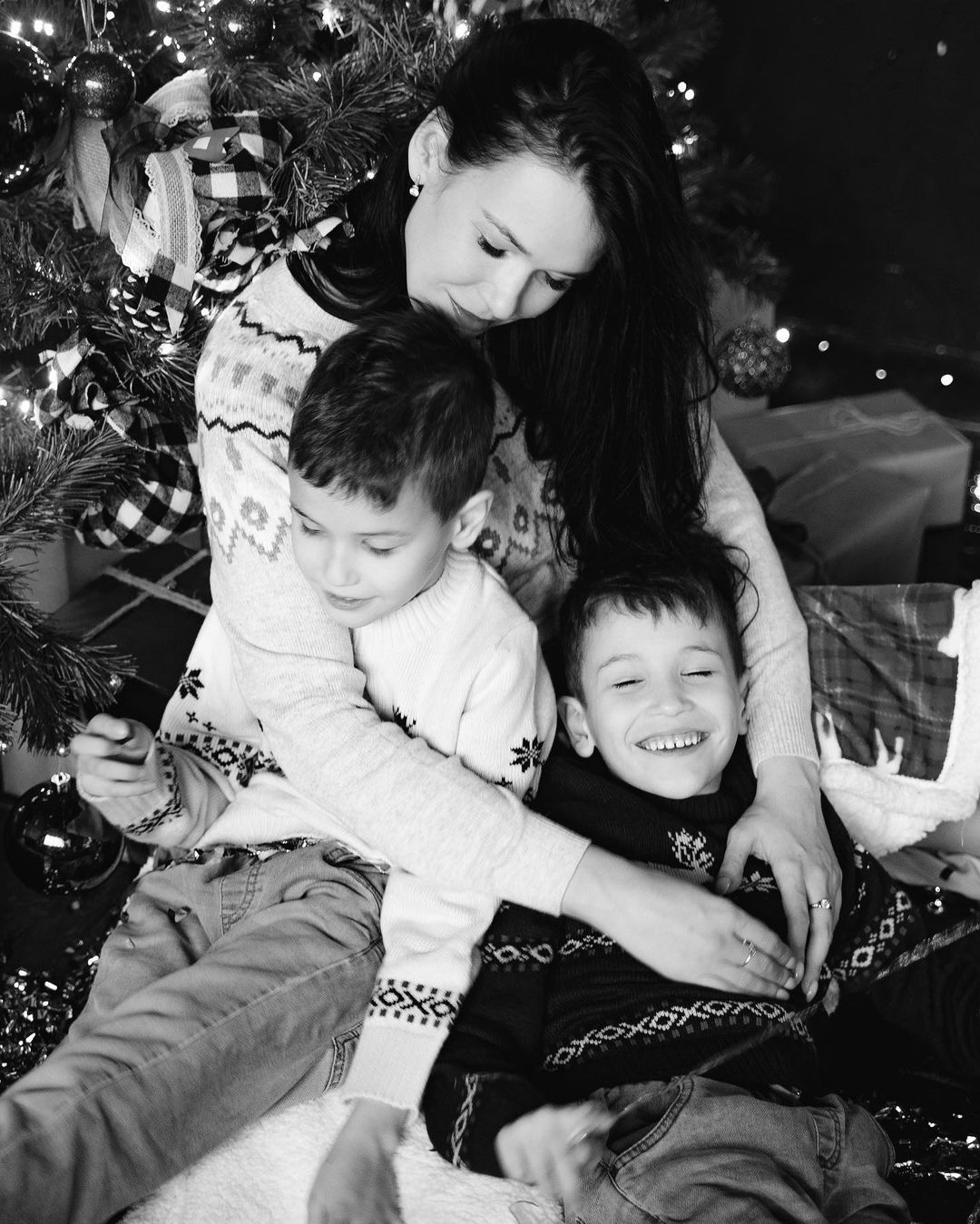 Татьяна Кириллова фотограф и, вместе с тем, мама прекрасного сына. После рождения ребенка она прониклась семейной съемкой с искренними эмоциями. Узнаем у профессионала, как объединить «я в моменте» с нетривиальными концепциями для получения наилучшего результата на предновогодней съемке.