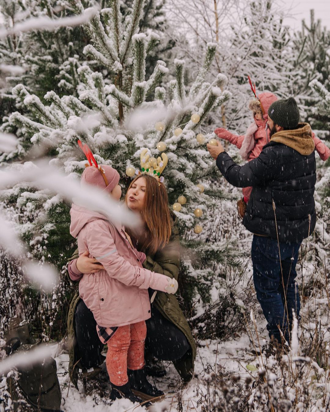 Татьяна Кириллова фотограф и, вместе с тем, мама прекрасного сына. После рождения ребенка она прониклась семейной съемкой с искренними эмоциями. Узнаем у профессионала, как объединить «я в моменте» с нетривиальными концепциями для получения наилучшего результата на предновогодней съемке.