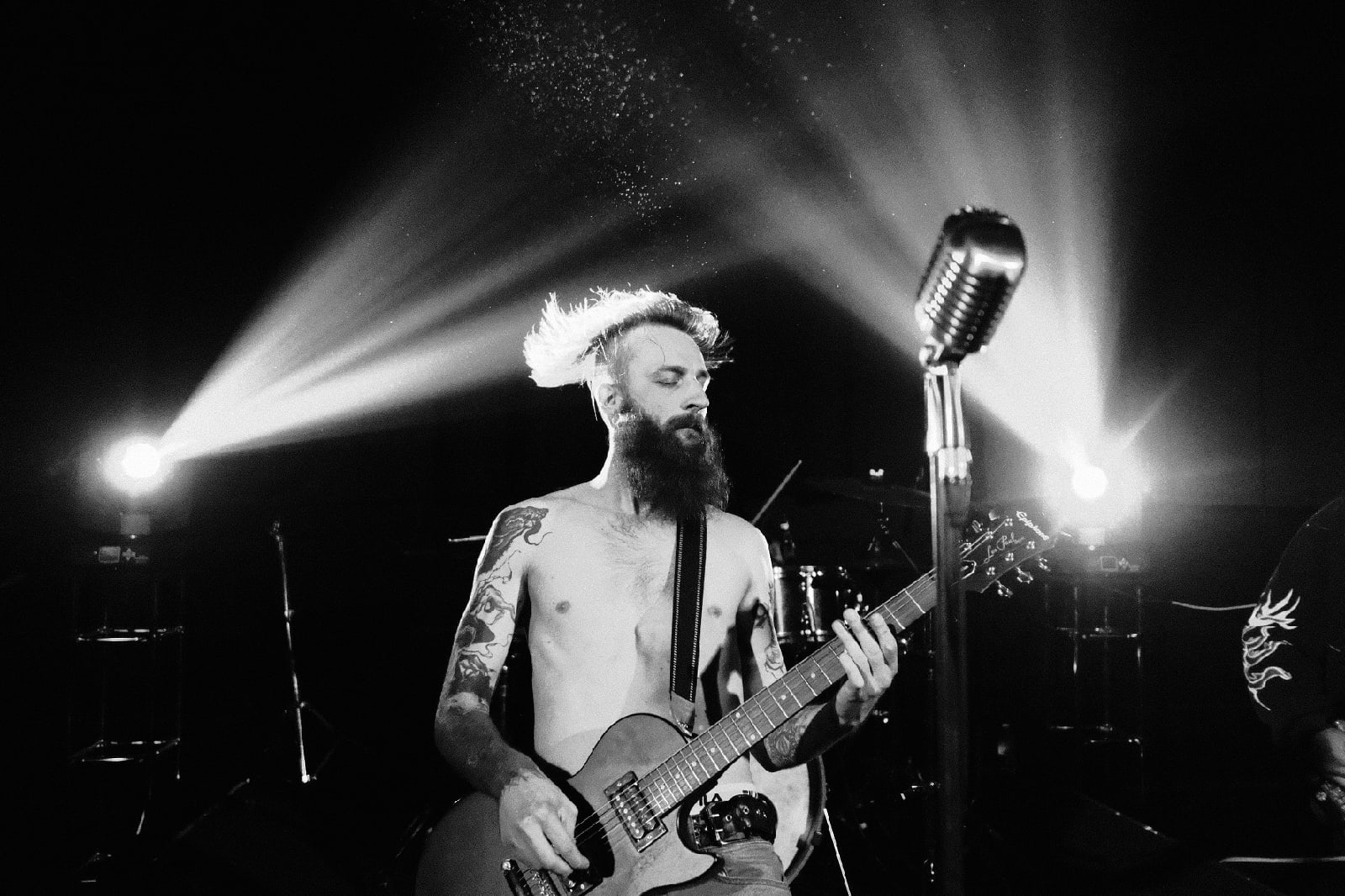 Пришла зима, и, дабы не впасть в спячку, необходимо шевелиться. Например, под треки владимирских музыкантов. Под конец осени творцы плодотворно поработали и разразились релизами.