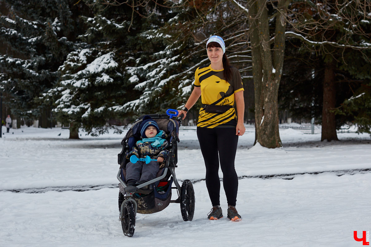 Ольга Бекрицкая – активная молодая мама. Вместо просиживания дома на диване она выбирает спортивную пробежку с детской коляской. С сидящим в ней ребенком, разумеется. Так что простые прогулки с малышами – это уже прошлый век!