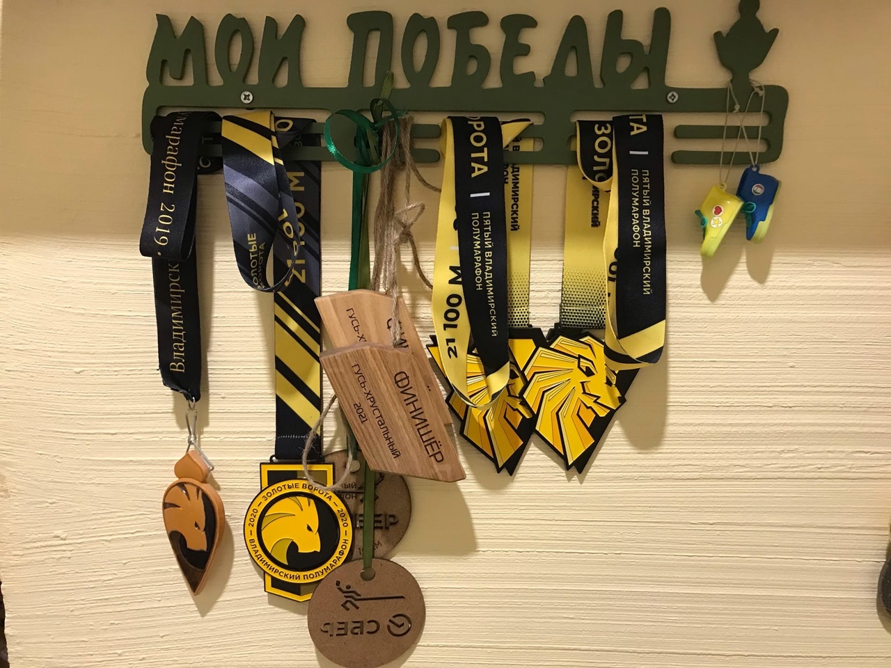 Ольга Бекрицкая – активная молодая мама. Вместо просиживания дома на диване она выбирает спортивную пробежку с детской коляской. С сидящим в ней ребенком, разумеется. Так что простые прогулки с малышами – это уже прошлый век!