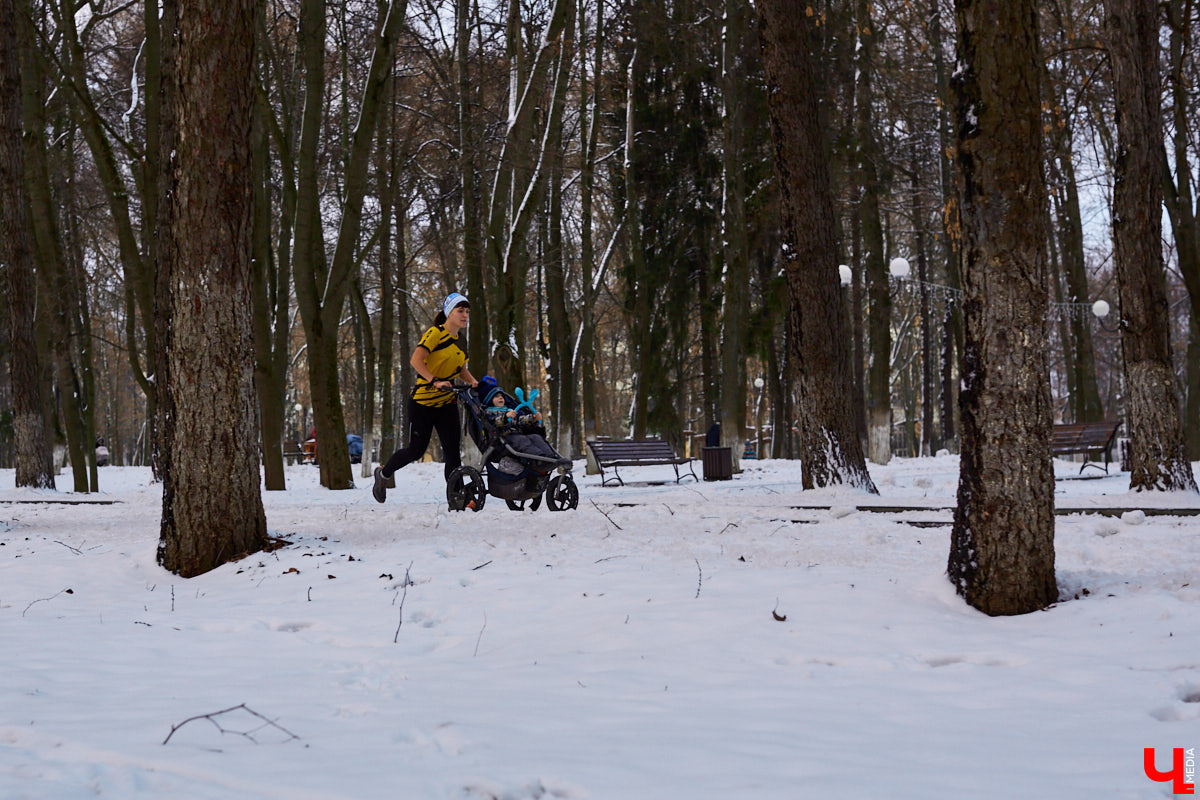 Ольга Бекрицкая – активная молодая мама. Вместо просиживания дома на диване она выбирает спортивную пробежку с детской коляской. С сидящим в ней ребенком, разумеется. Так что простые прогулки с малышами – это уже прошлый век!