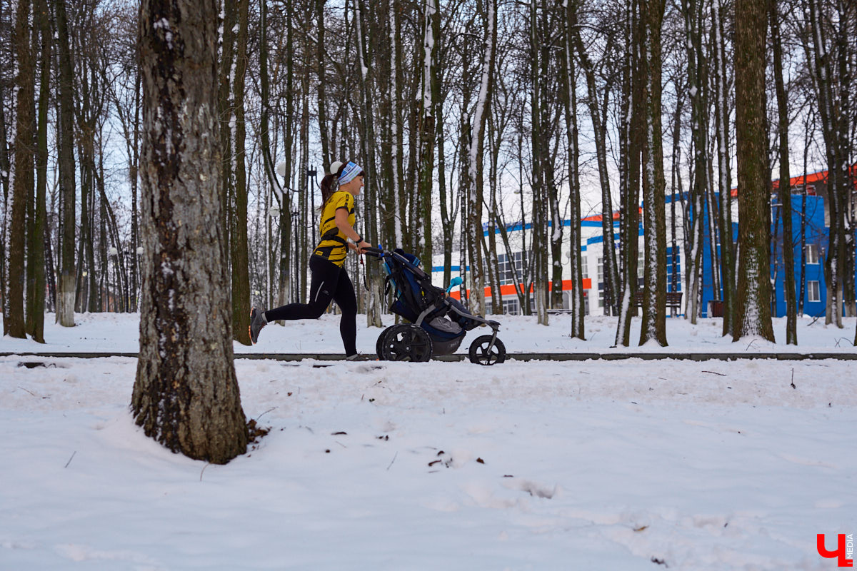 Ольга Бекрицкая – активная молодая мама. Вместо просиживания дома на диване она выбирает спортивную пробежку с детской коляской. С сидящим в ней ребенком, разумеется. Так что простые прогулки с малышами – это уже прошлый век!