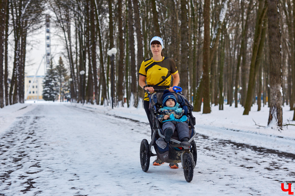 Ольга Бекрицкая – активная молодая мама. Вместо просиживания дома на диване она выбирает спортивную пробежку с детской коляской. С сидящим в ней ребенком, разумеется. Так что простые прогулки с малышами – это уже прошлый век!