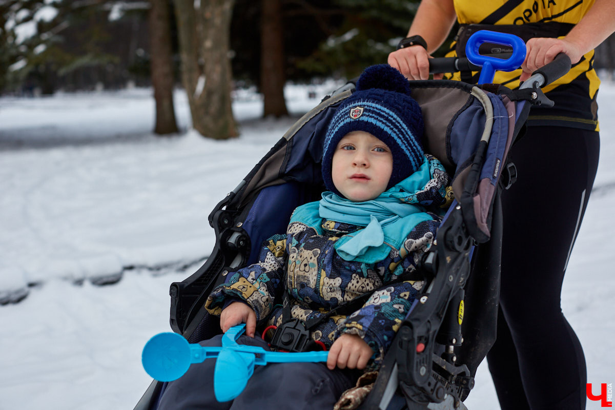 Ольга Бекрицкая – активная молодая мама. Вместо просиживания дома на диване она выбирает спортивную пробежку с детской коляской. С сидящим в ней ребенком, разумеется. Так что простые прогулки с малышами – это уже прошлый век!