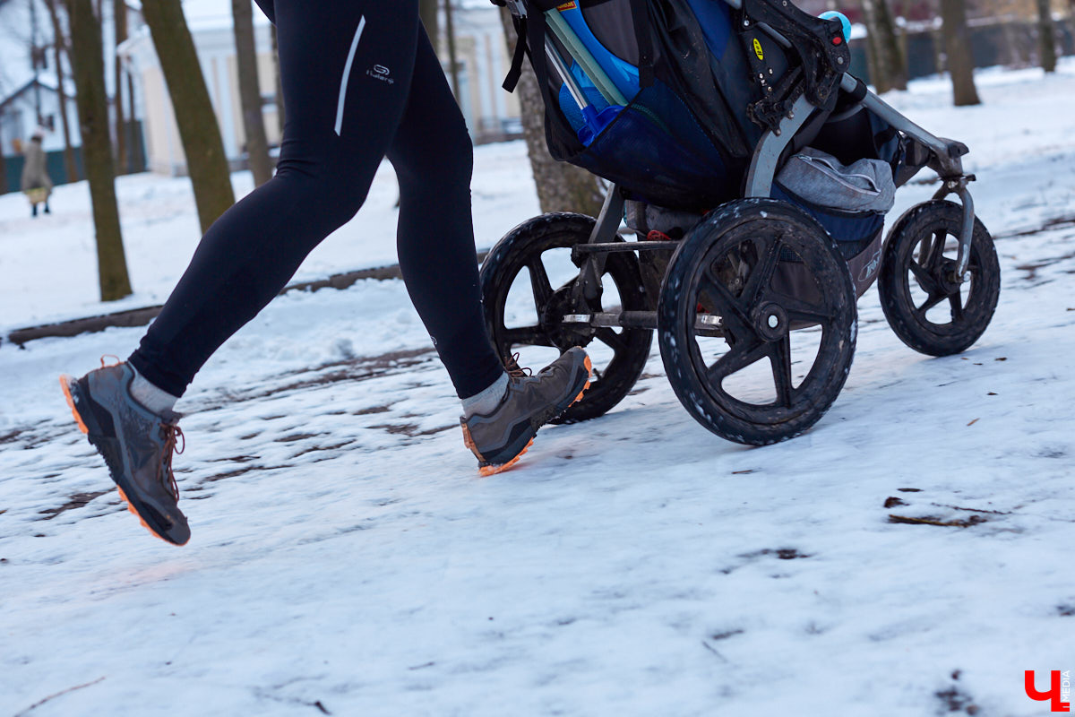 Ольга Бекрицкая – активная молодая мама. Вместо просиживания дома на диване она выбирает спортивную пробежку с детской коляской. С сидящим в ней ребенком, разумеется. Так что простые прогулки с малышами – это уже прошлый век!