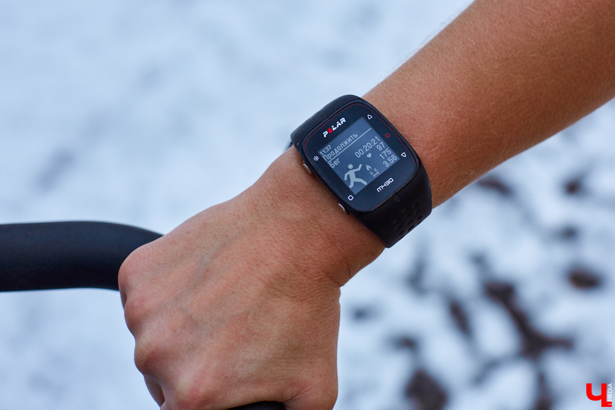 Ольга Бекрицкая – активная молодая мама. Вместо просиживания дома на диване она выбирает спортивную пробежку с детской коляской. С сидящим в ней ребенком, разумеется. Так что простые прогулки с малышами – это уже прошлый век!