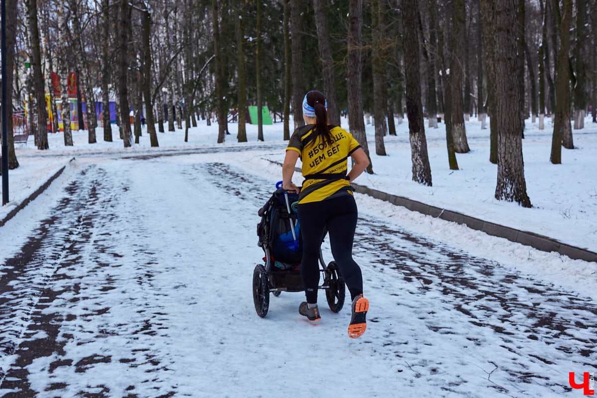 Ольга Бекрицкая – активная молодая мама. Вместо просиживания дома на диване она выбирает спортивную пробежку с детской коляской. С сидящим в ней ребенком, разумеется. Так что простые прогулки с малышами – это уже прошлый век!