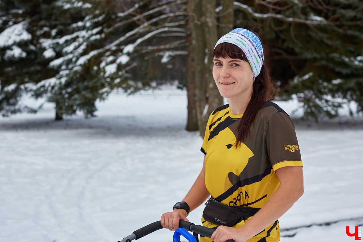 Ольга Бекрицкая – активная молодая мама. Вместо просиживания дома на диване она выбирает спортивную пробежку с детской коляской. С сидящим в ней ребенком, разумеется. Так что простые прогулки с малышами – это уже прошлый век!