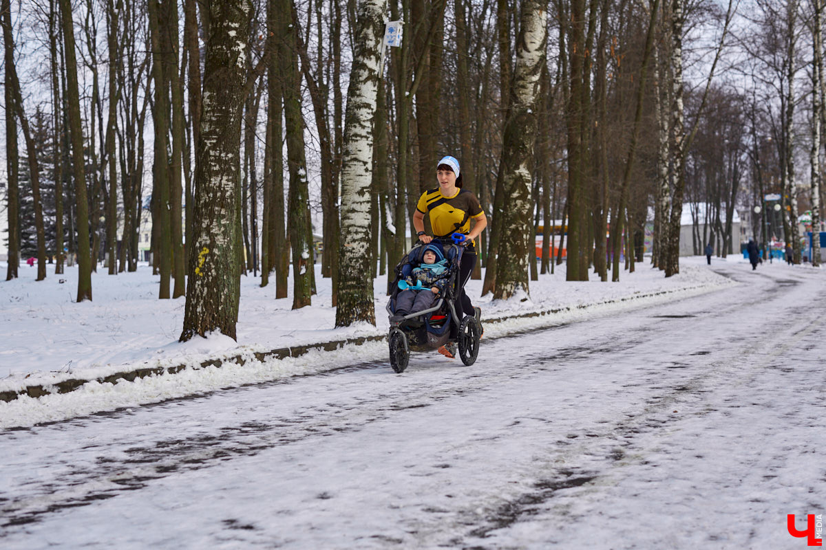 Ольга Бекрицкая – активная молодая мама. Вместо просиживания дома на диване она выбирает спортивную пробежку с детской коляской. С сидящим в ней ребенком, разумеется. Так что простые прогулки с малышами – это уже прошлый век!